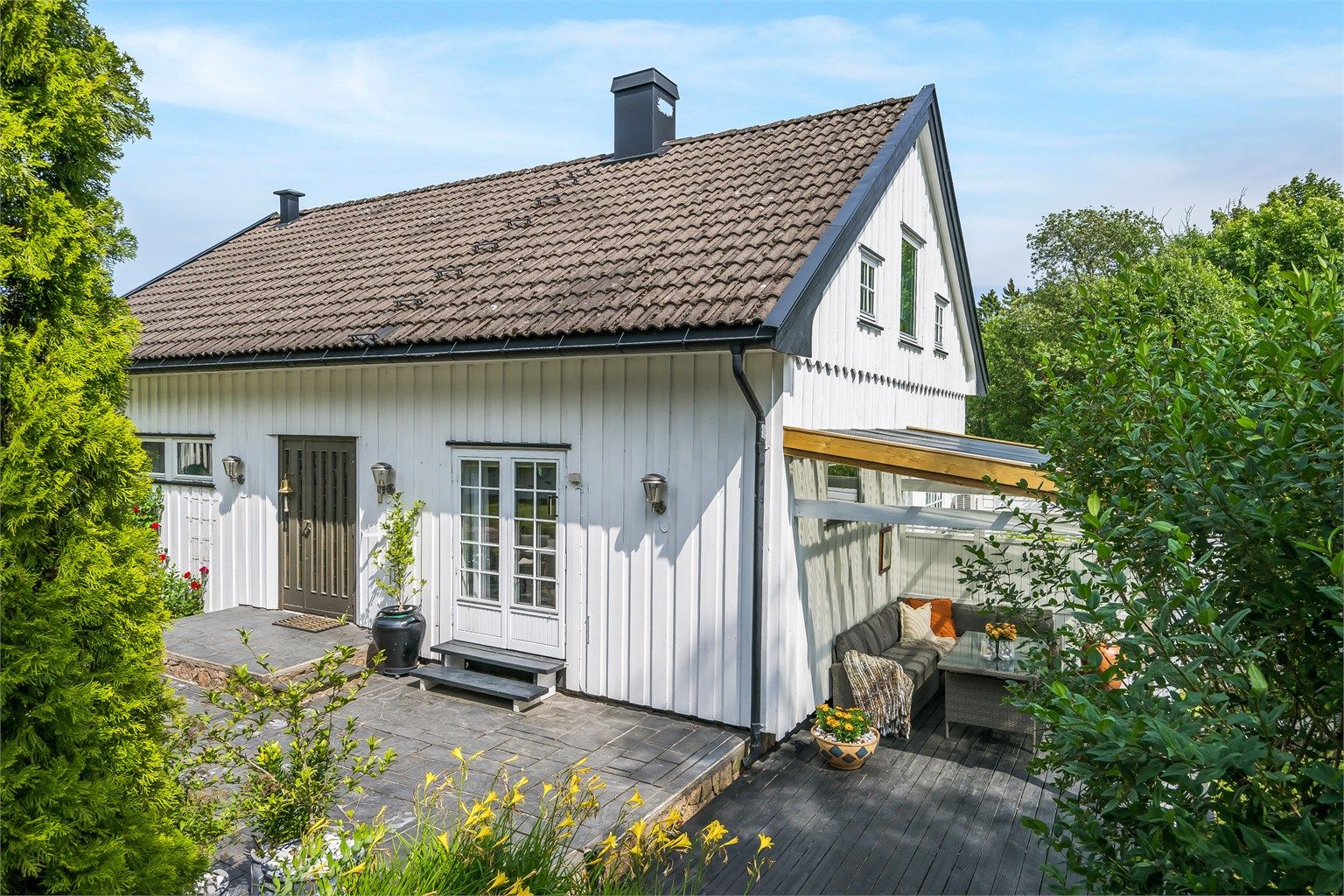 Sjarmerende enebolig med frittliggende anneks og garasje - hyggelig uteplass i skjermende omgivelser