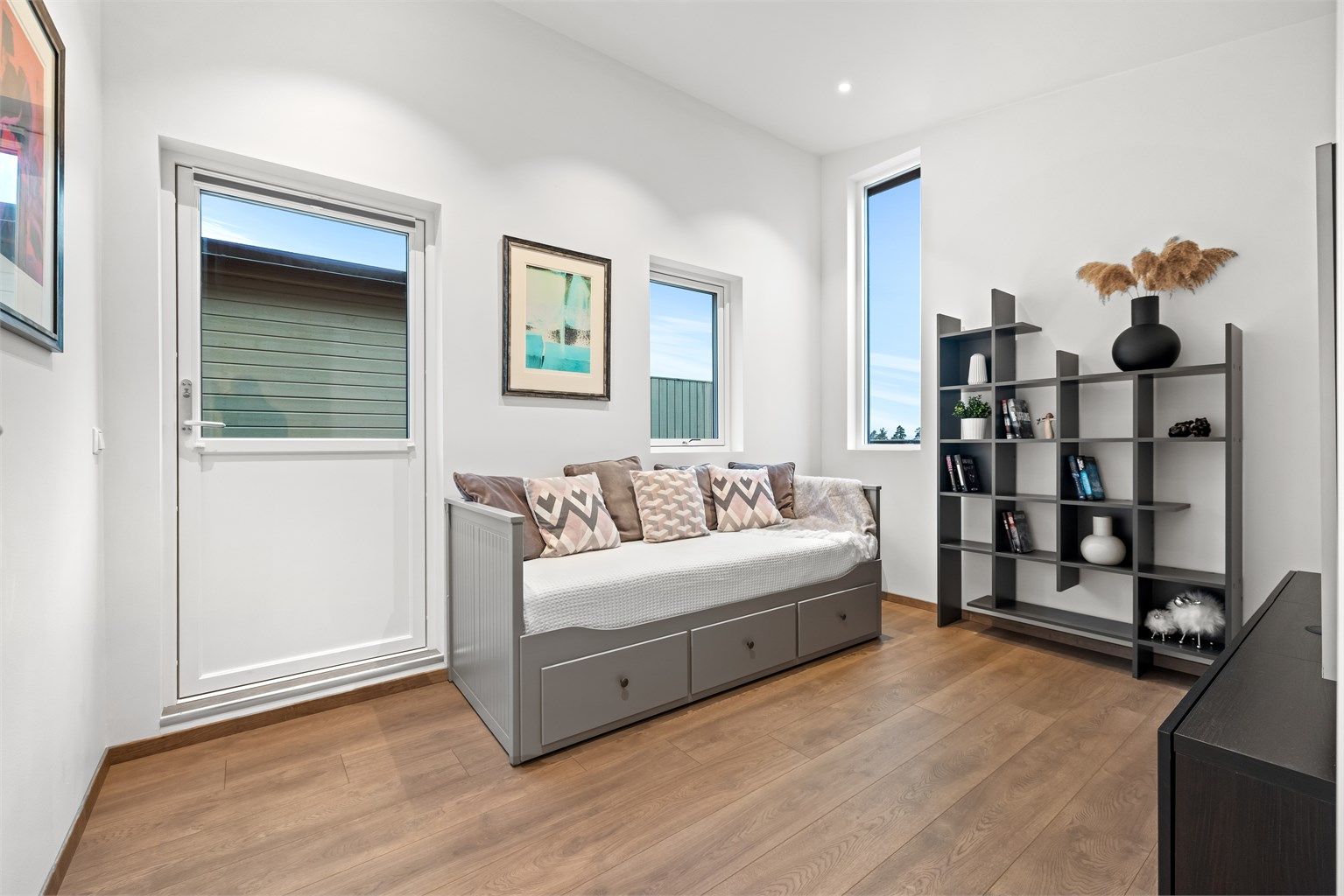 Ett av rommene har utgang til den sørvendte takterrassen på ca. 43 m².