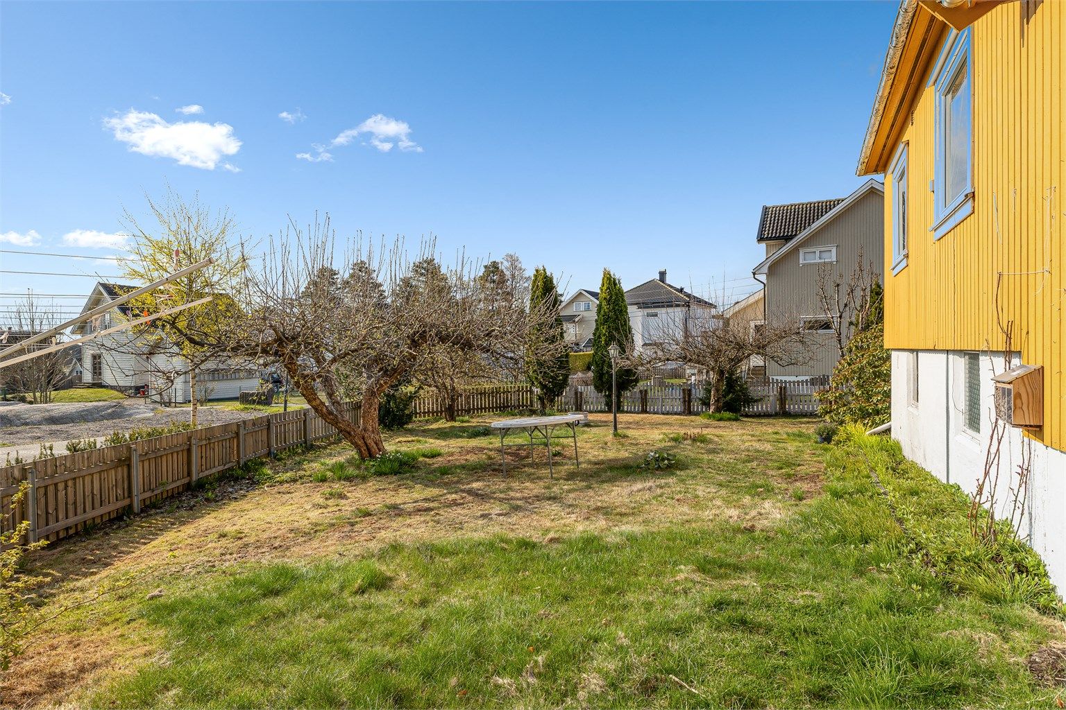 Tomten har mange fine uteplasser og kan beskrives som særdeles barnevennlig med mulighet for lek og moro hele året