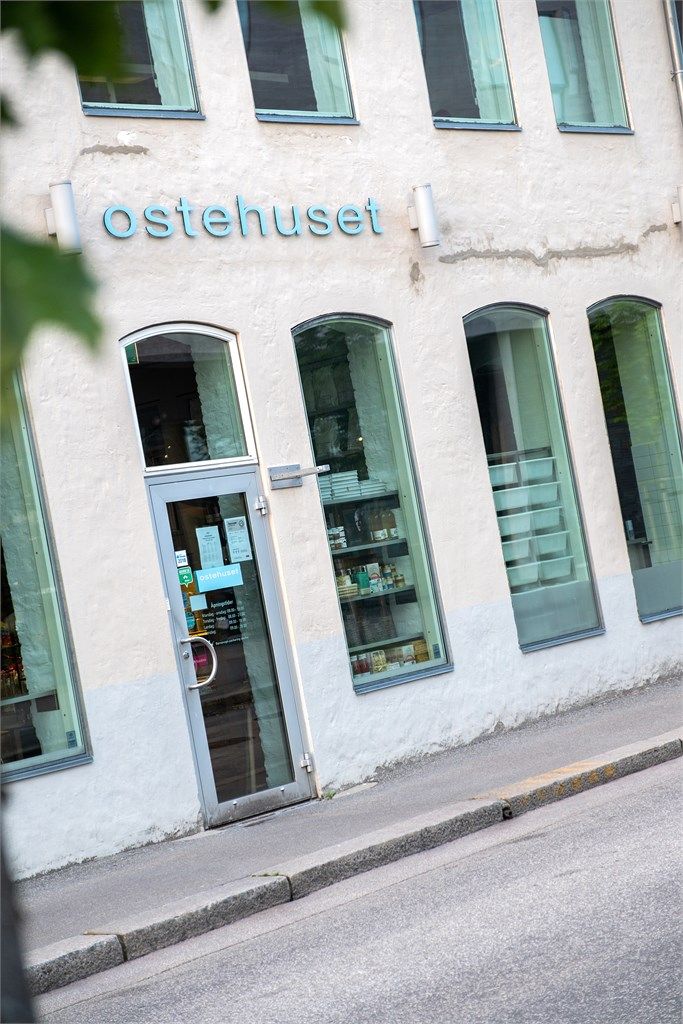 Det finnes i tillegg flere serveringssteder som for eksempel Brøl, Ostehuset Øst og Kanelsnurren og rett i nabolaget. Baren Øst  i umiddelbar nærhet. 