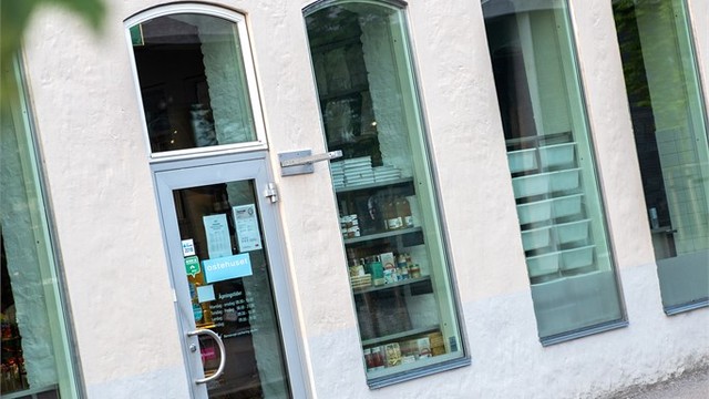 Det finnes i tillegg flere serveringssteder som for eksempel Brøl, Ostehuset Øst og Kanelsnurren og rett i nabolaget. Baren Øst i umiddelbar nærhet.