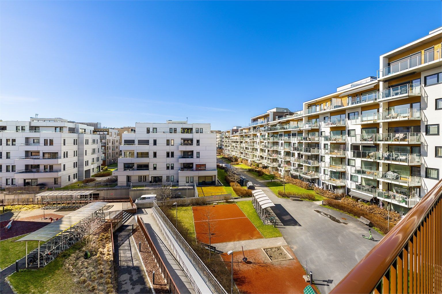 Utsikt mot de grønne og velholdte uteområdene som omkranser bygningsmassen.
