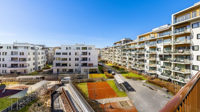 Utsikt mot de grønne og velholdte uteområdene som omkranser bygningsmassen.