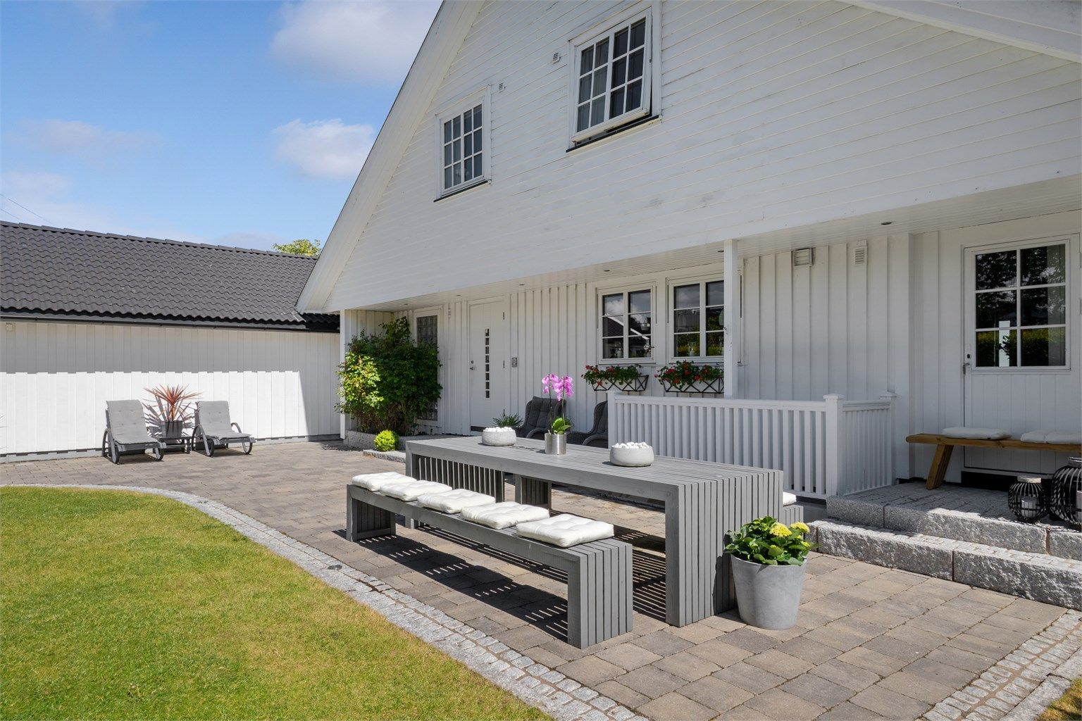 Innbydende og velholdt inngangsparti.