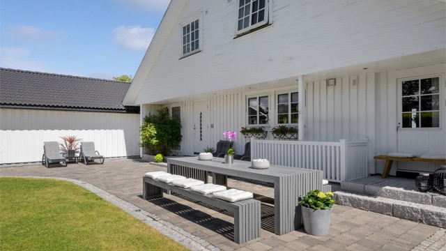 Innbydende og velholdt inngangsparti.