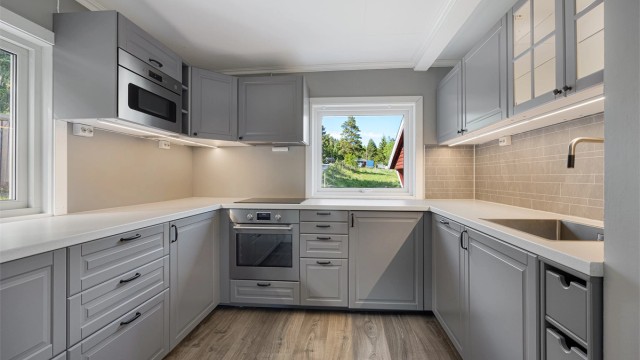 Kjøkkenet ble fornyet i 2023 med en moderne innredning fra Ikea og god benkeplass.