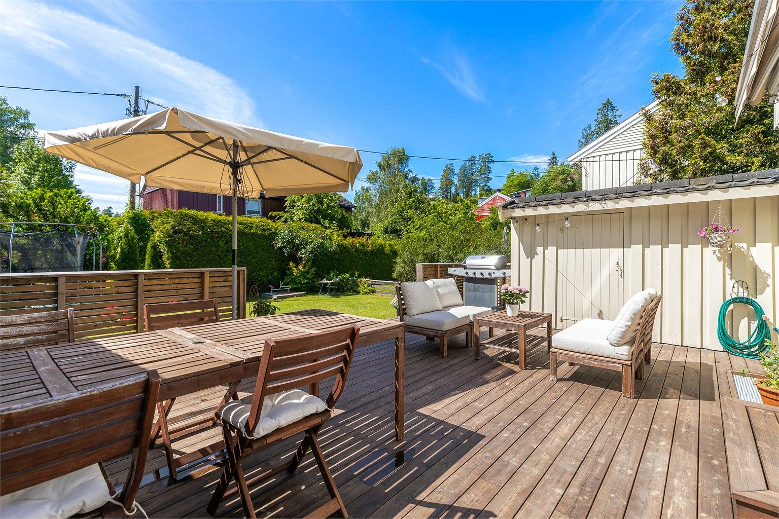 Flott terrasse med gode solforhold og tilgang til hagen. Foto: Trond Reder