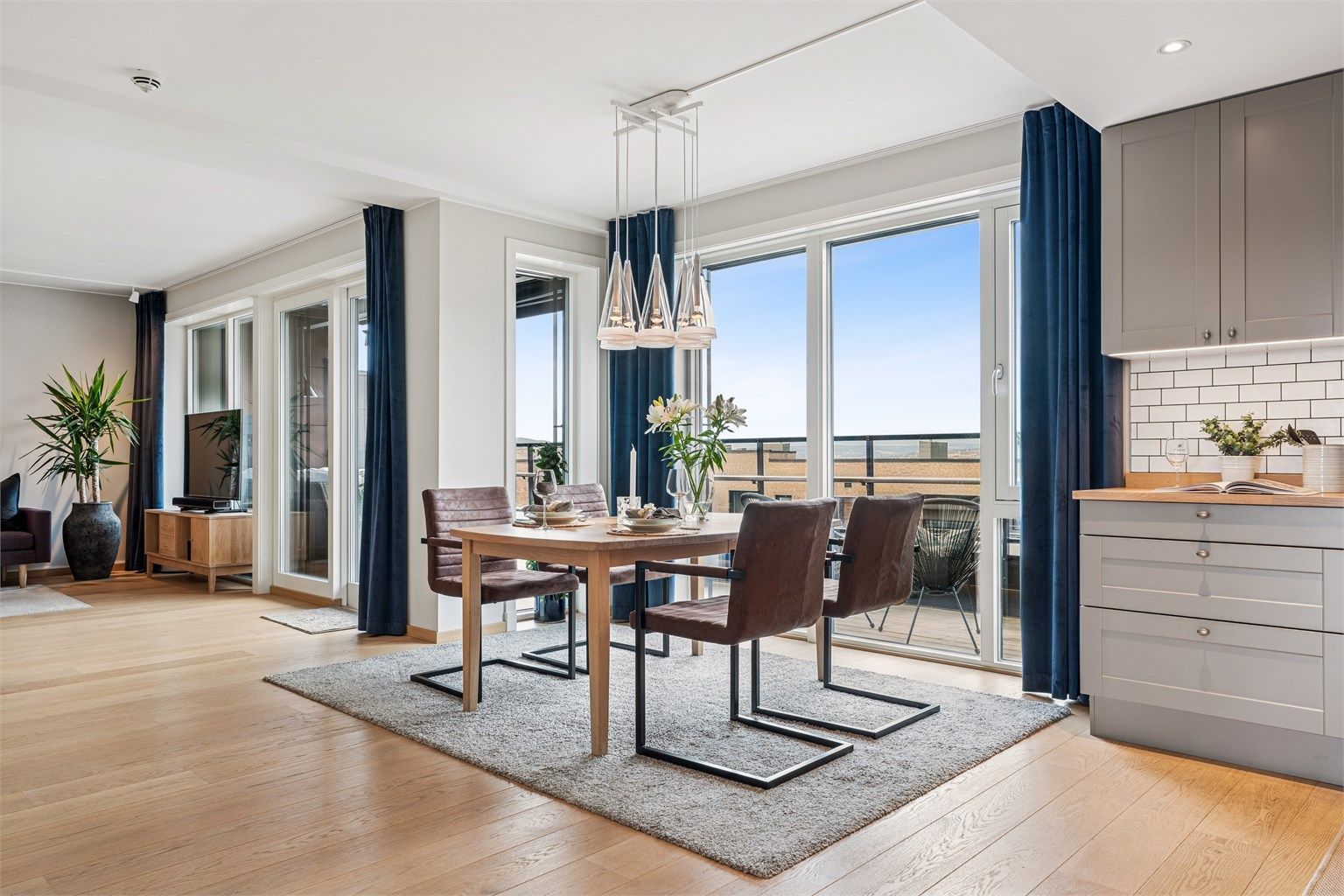 Stor og lys stue med åpen kjøkkenløsning. Rommet er på ca. 43 kvm.