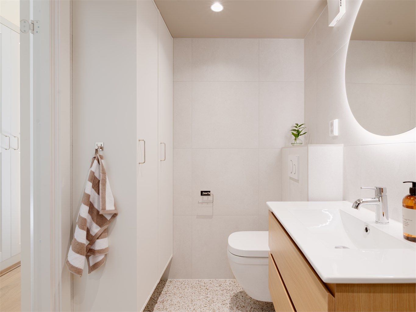 Med god oppbevaring og ryddige flater er det enkelt å holde orden – også på tankene når du sitter her inne og planlegger dagen.