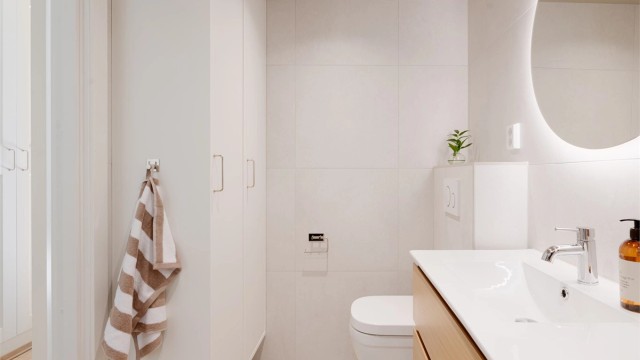 Med god oppbevaring og ryddige flater er det enkelt å holde orden – også på tankene når du sitter her inne og planlegger dagen.