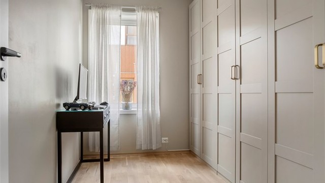 Soverom 2 egner seg godt som barnerom, gjesterom eller kontor. Garderobeskap.