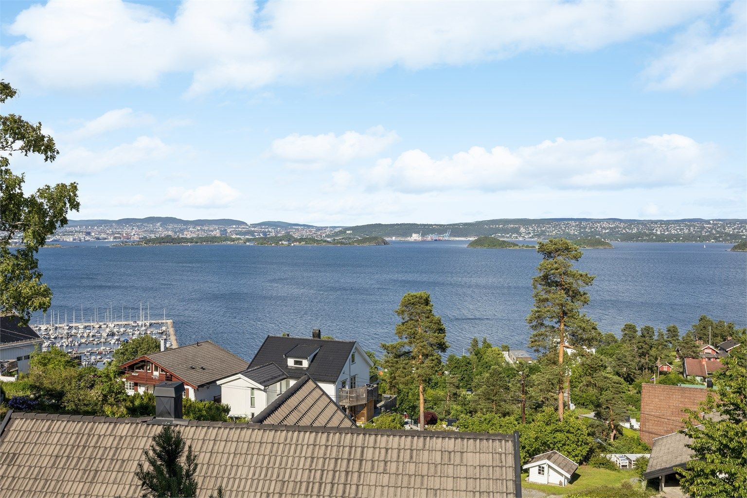 Fra terrassen og oppholdsrommene kan du følge livet på fjorden og nyte den vidstrakte utsikten mot hovedstaden.