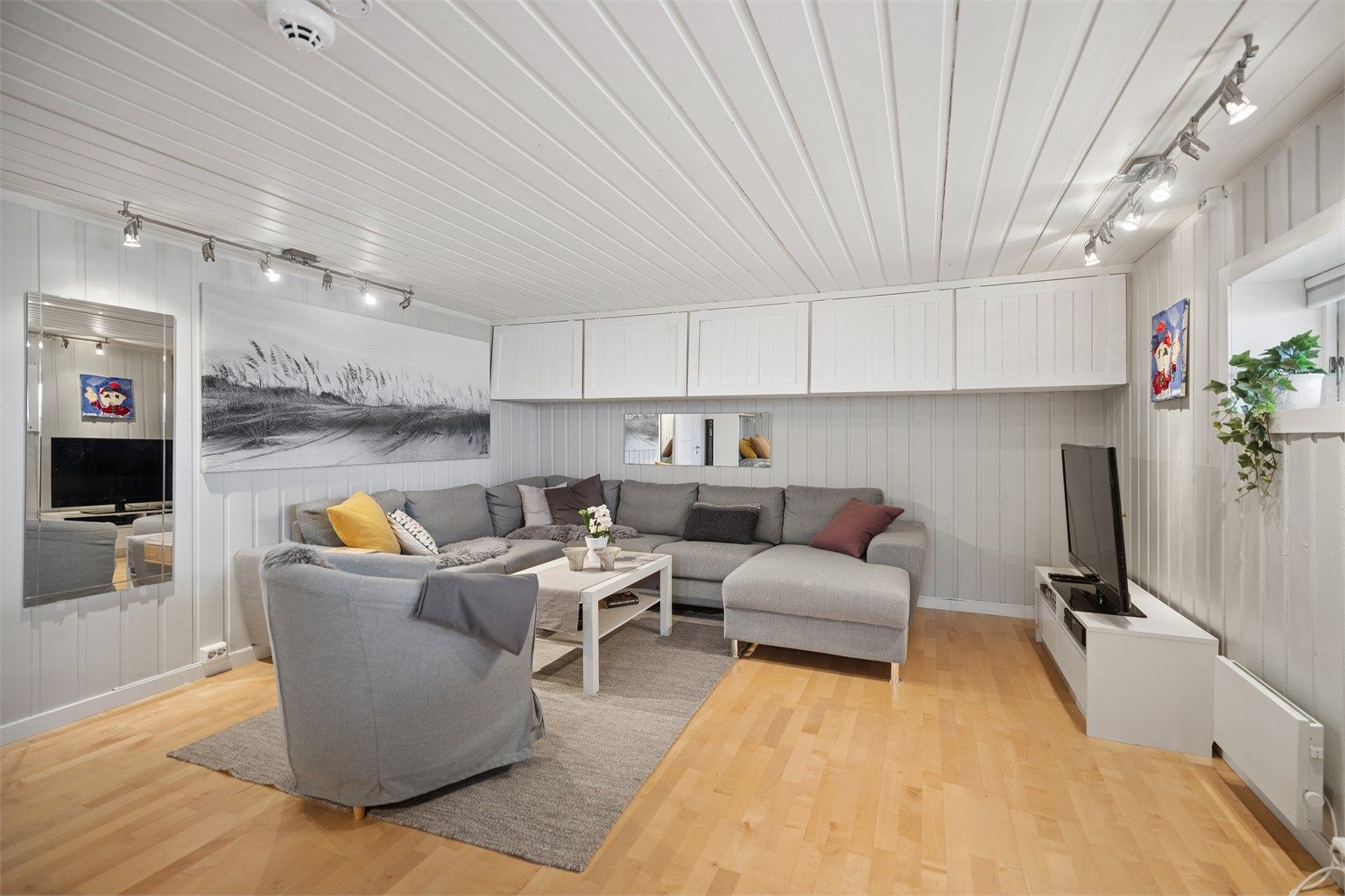 Romslig kjellerstue med plass til både en stor sofagruppe og en stor seng (Ikke godkjent/omsøkt til varig opphold). 