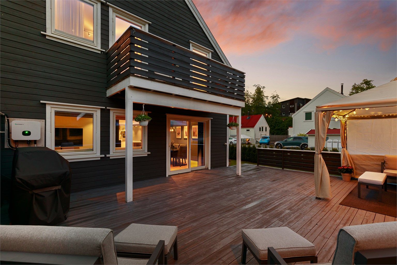 Utenfor stuen er det en stor terrasse med plass til flere sittegrupper 