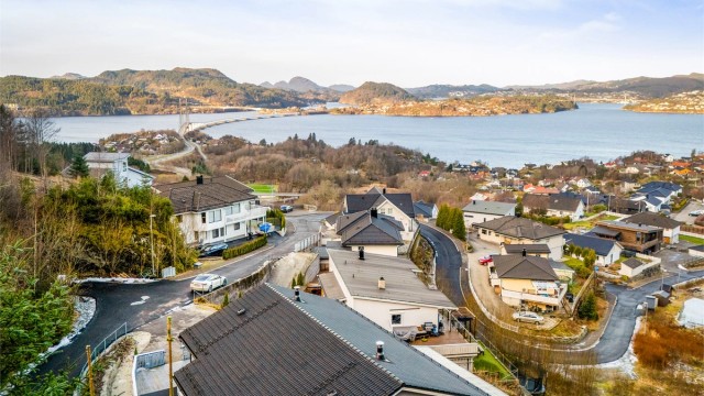 Olderkjerret 120 - Boligen ligger høyt og fritt til med storslått utsikt mot fjorden. Foto: Stian Inderhaug