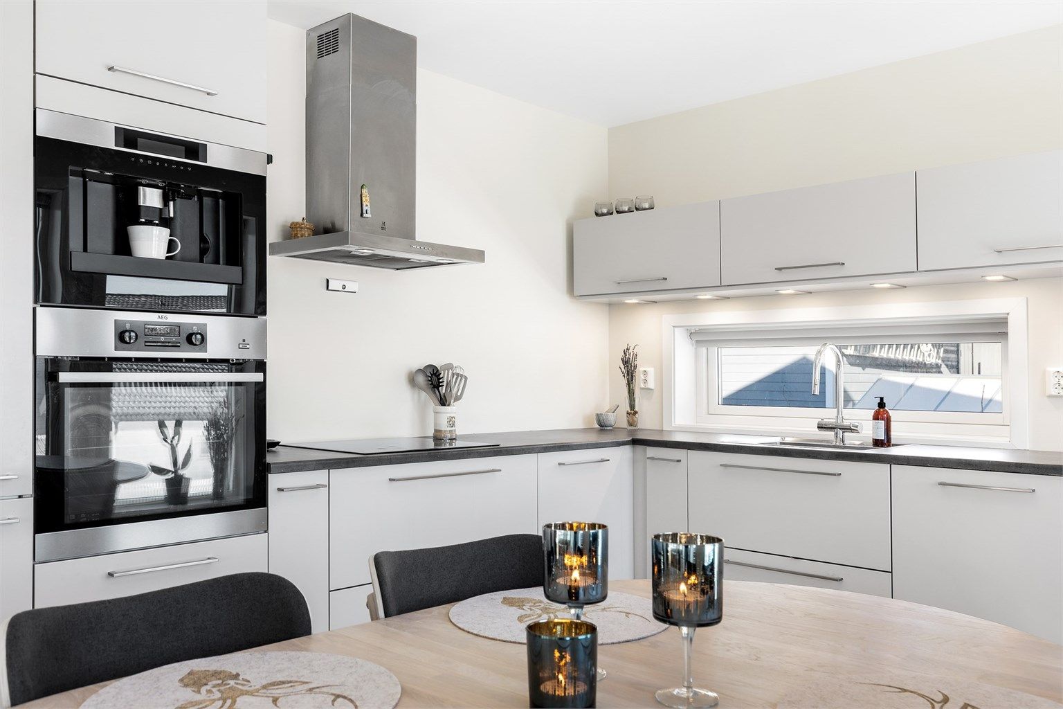 Kjøkkenet har lekkasjestopper og komfyrvakt