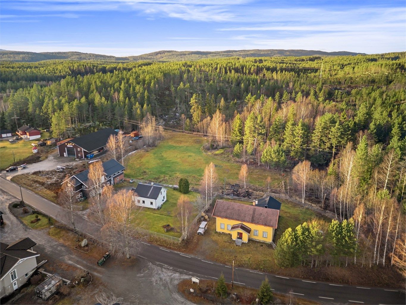 Enebolig med låve og forsamlingslokale med landlig beliggenhet mellom Darbu og Kongsberg
Foto: Emotional Landscape Production Ole Thoresen