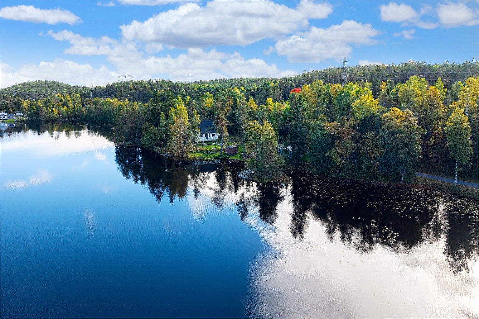Eiendommen ligger usjenert til på et eget nes omkranset av skog og vann.
