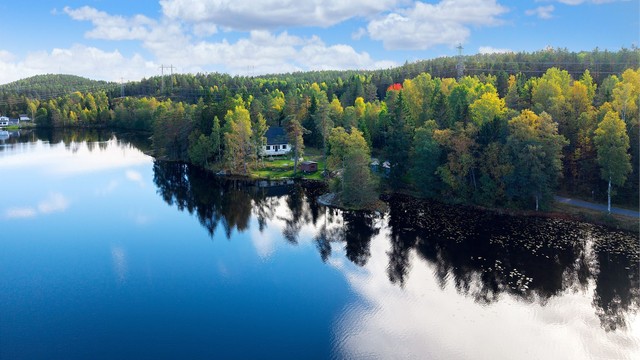 Eiendommen ligger usjenert til på et eget nes omkranset av skog og vann.