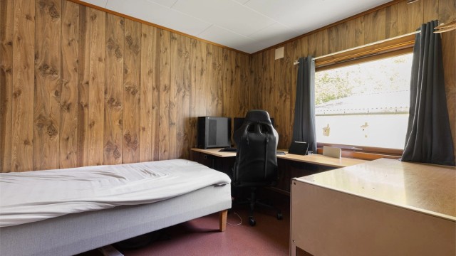 Det andre soverommet i etasjen, med plass til seng og arbeidsplass.