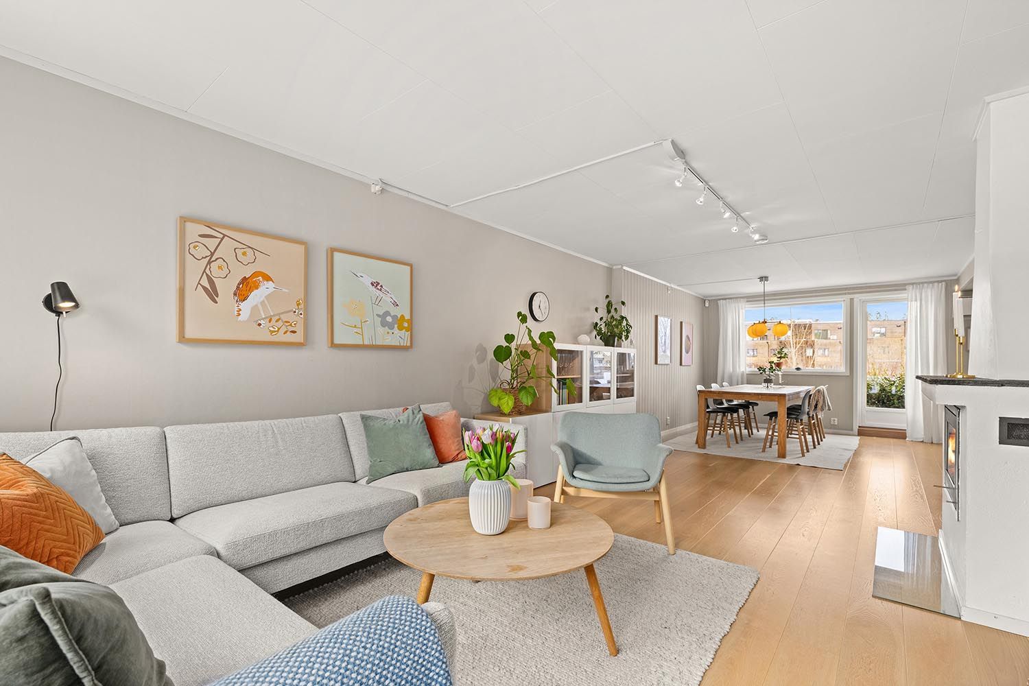 Boligen har to stuer, som gir fleksibilitet og ekstra plass for familien.