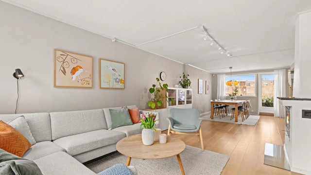 Boligen har to stuer, som gir fleksibilitet og ekstra plass for familien.