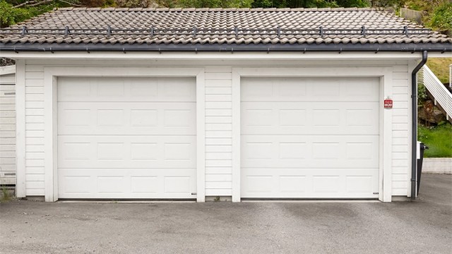 - Til boligen følger den ene halvdelen av en dobbelgarasje med egen elektrisk port -
