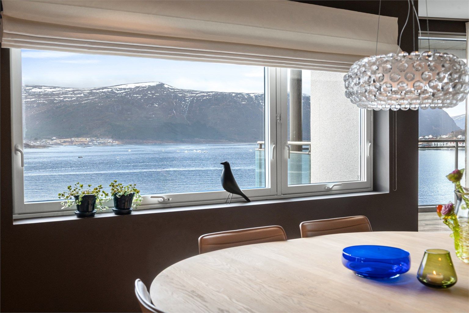 Flott utsikt til båttrafikken på Borgundfjorden fra spisestuen