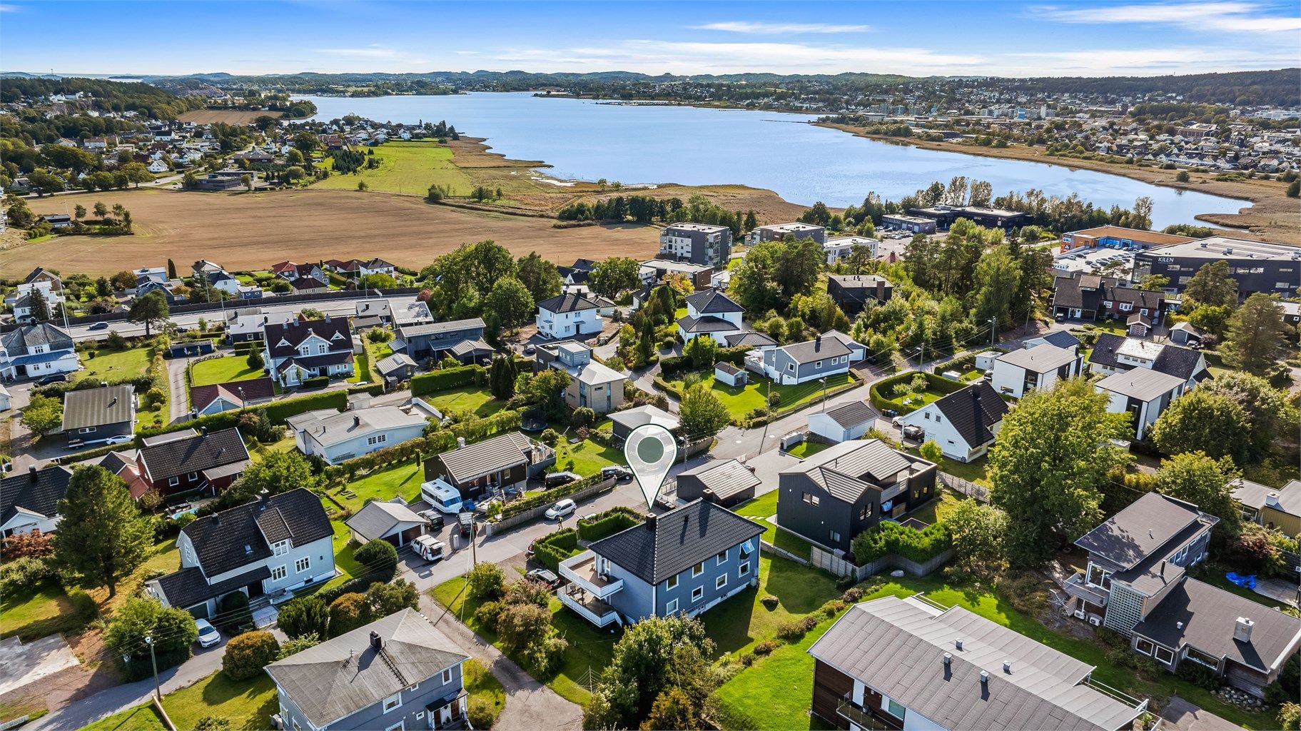 Eiendommen ligger i et rolig og veletablert boligområde i Presterødåsen.