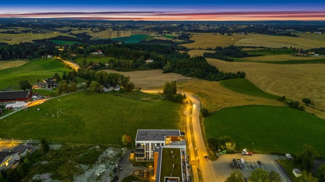 Fra Ask terminal er det gode bussforbindelser til blant annet Oslo, Lillestrøm og Oslo Lufthavn.