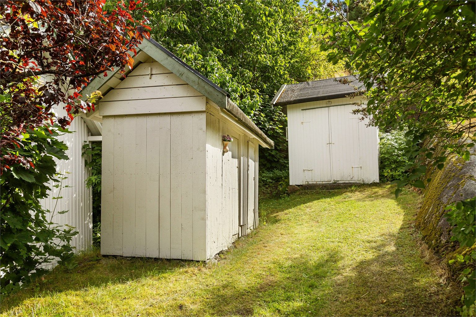 På eiendommen finnes også et uthus og en separat utedo.