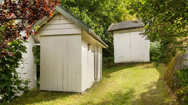 På eiendommen finnes også et uthus og en separat utedo.