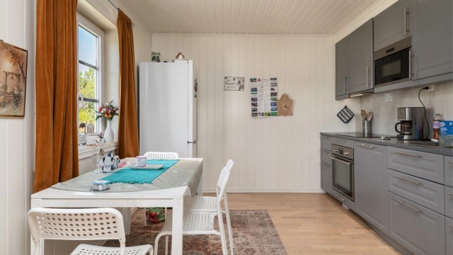 Kjøkken i 2. etasje i firemannsbolig (hovedbygning mot sør).
