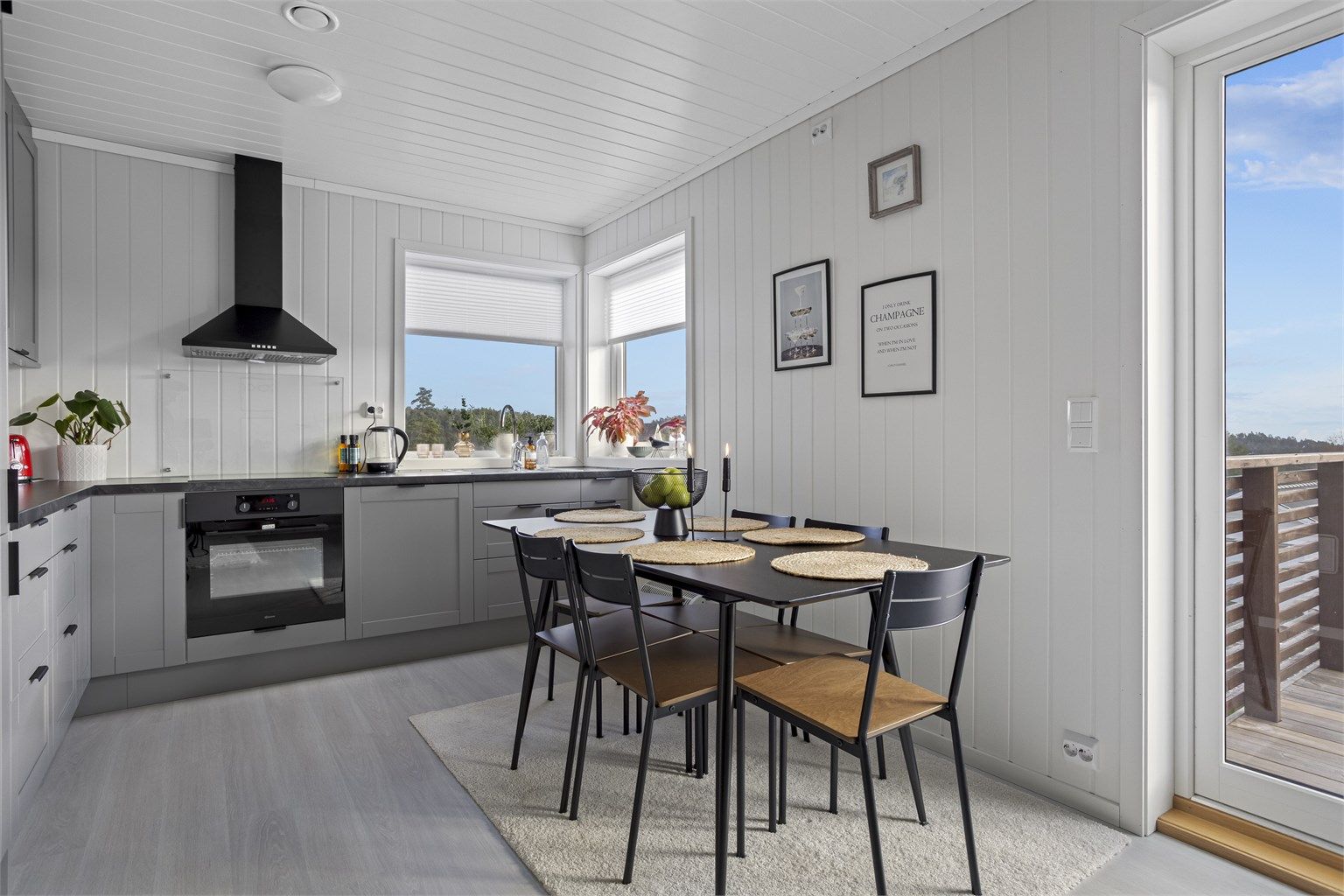 Leiligheten fra 2022 har et stilrent Epoq-kjøkken med integrerte hvitevarer som medfølger.