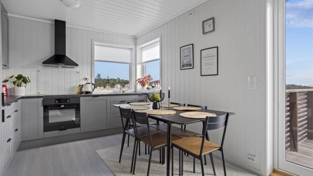 Leiligheten fra 2022 har et stilrent Epoq-kjøkken med integrerte hvitevarer som medfølger.