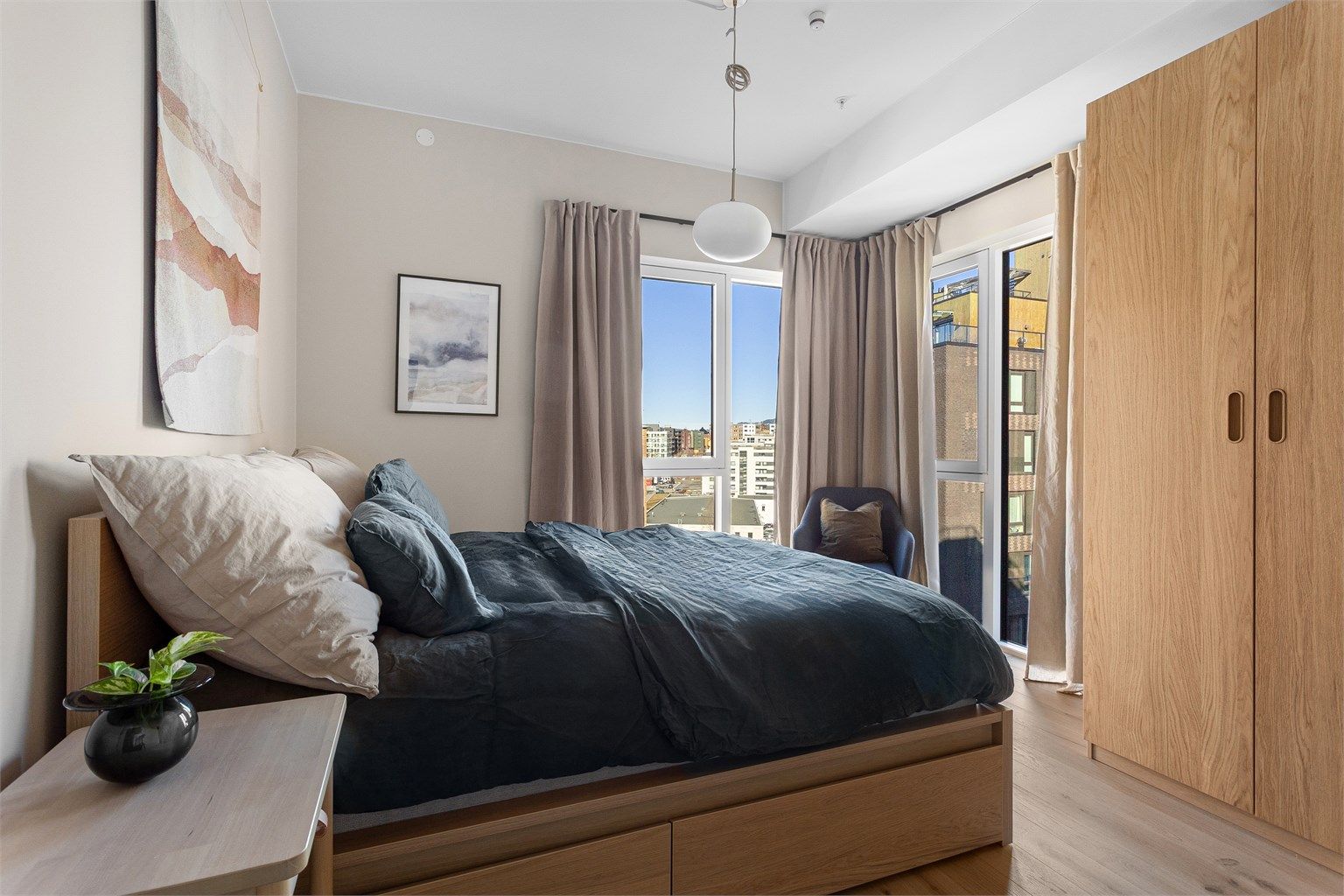 De vestvendte vinduene er utstyrt med utvendig solskjerming