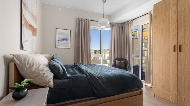 De vestvendte vinduene er utstyrt med utvendig solskjerming