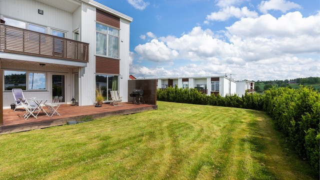 Skillevegger av treverk rammer inn den private uteplassen.