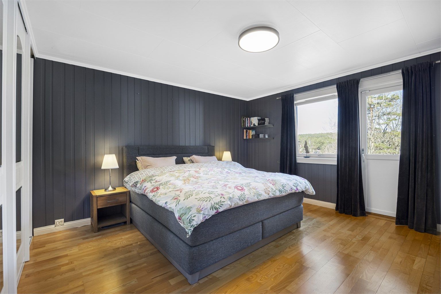 Hovedsoverom med god plass til dobbeltseng og garderobeløsning.