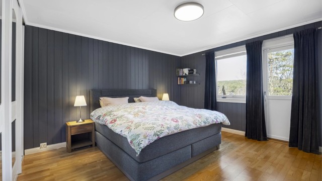 Hovedsoverom med god plass til dobbeltseng og garderobeløsning.