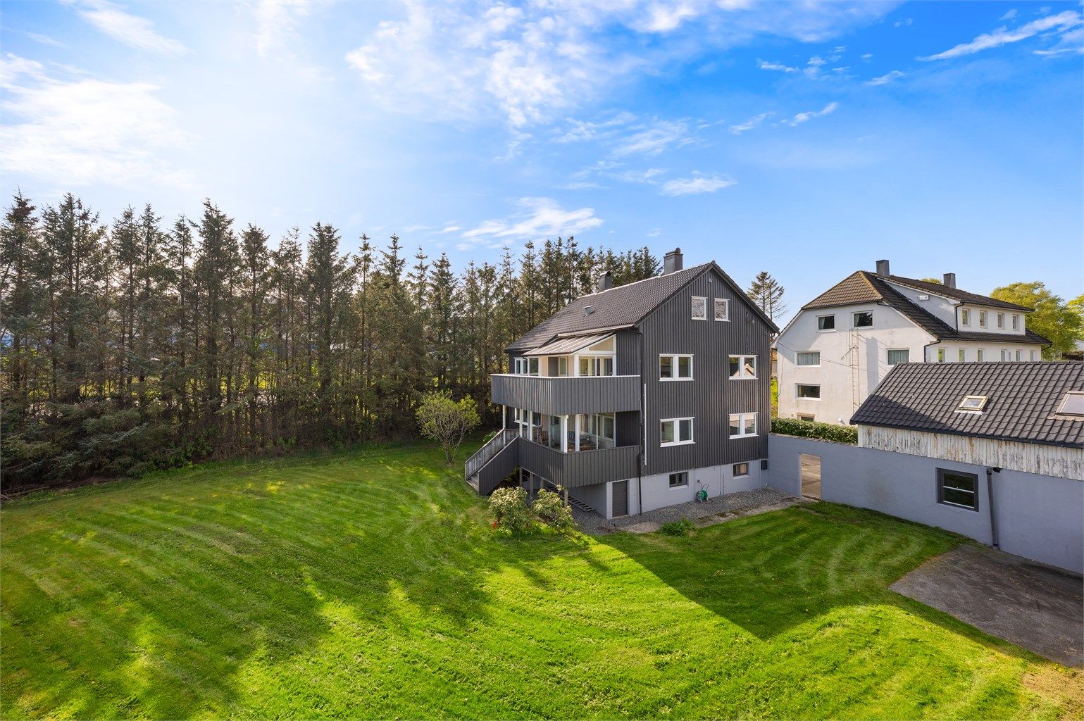 Velkommen til Sømmebakken 47 - En stor leilighet over 2 plan nær Solastranden