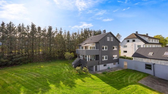 Velkommen til Sømmebakken 47 - En stor leilighet over 2 plan nær Solastranden