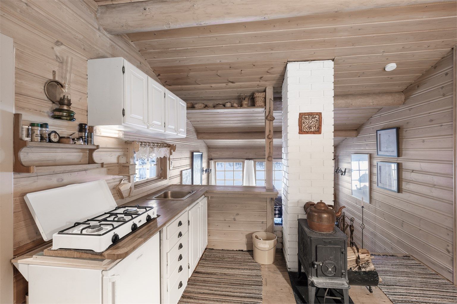 Hytta er godt vedlikeholdt og byr på enkle løsninger. Kjøkken med kokeplate og kjøleskap er gassdrevet. Praktisk med vedfyringsovn. 