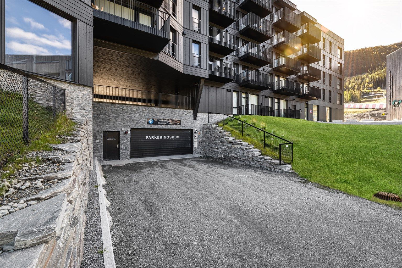 Denne seksjonen har tinglyst rett til å leie av parkeringsplass i garasjeanlegget (korttidsleie og leie av fast/permanent plass på årsbasis). 
