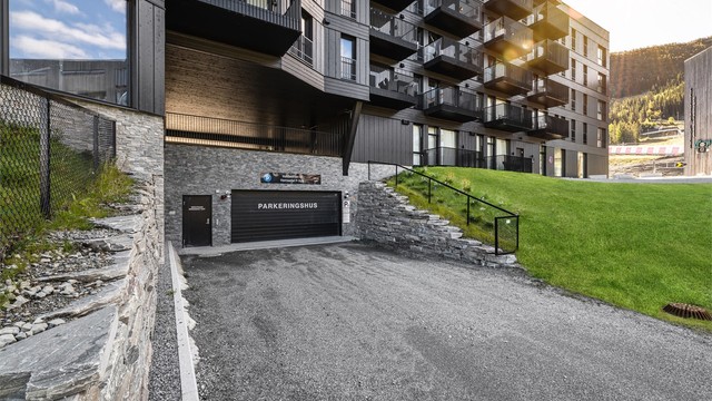 Denne seksjonen har tinglyst rett til å leie av parkeringsplass i garasjeanlegget (korttidsleie og leie av fast/permanent plass på årsbasis).