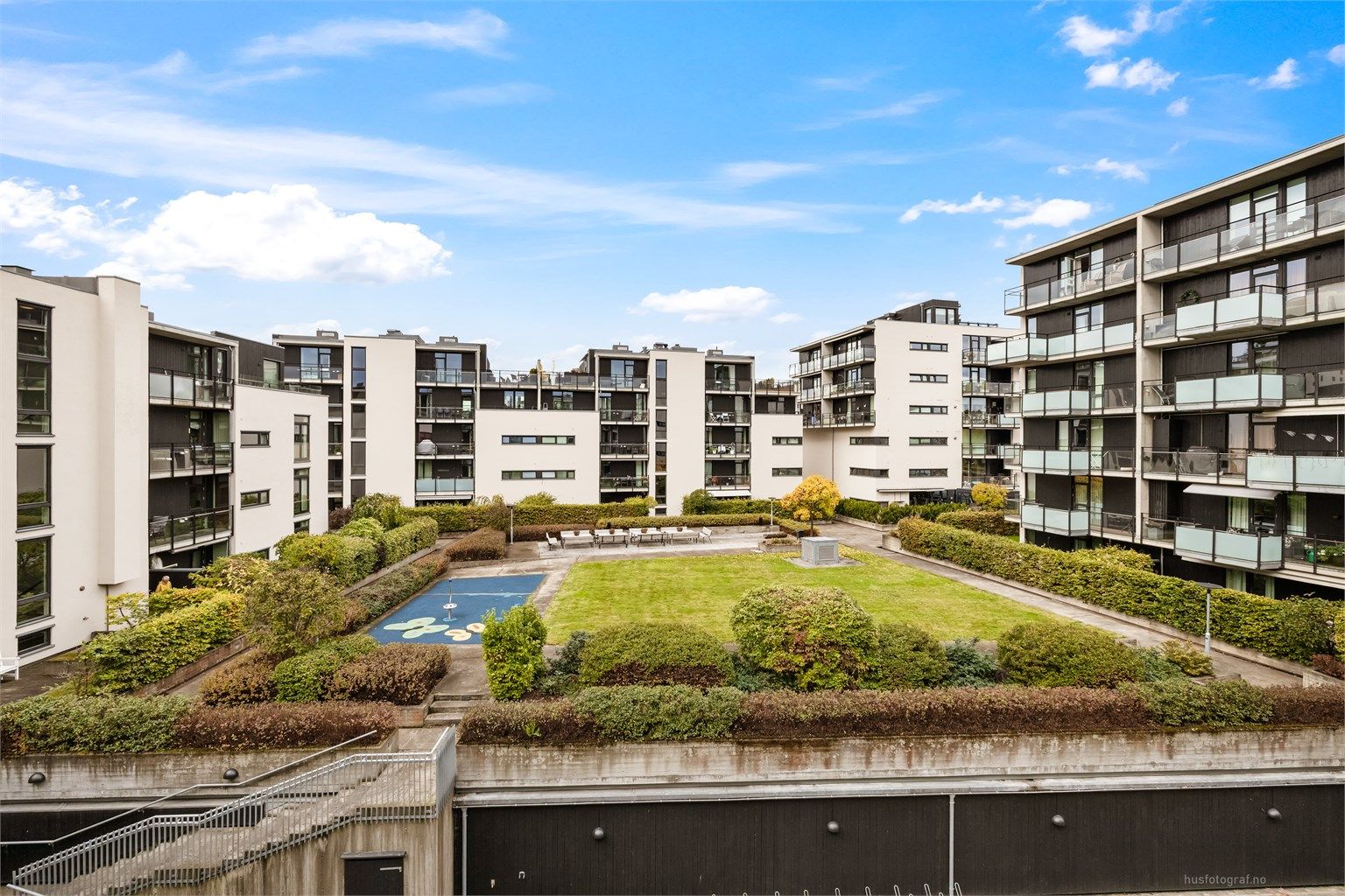 Beboere har tilgang til felles sykkelparkering og pent opparbeidet atrium.