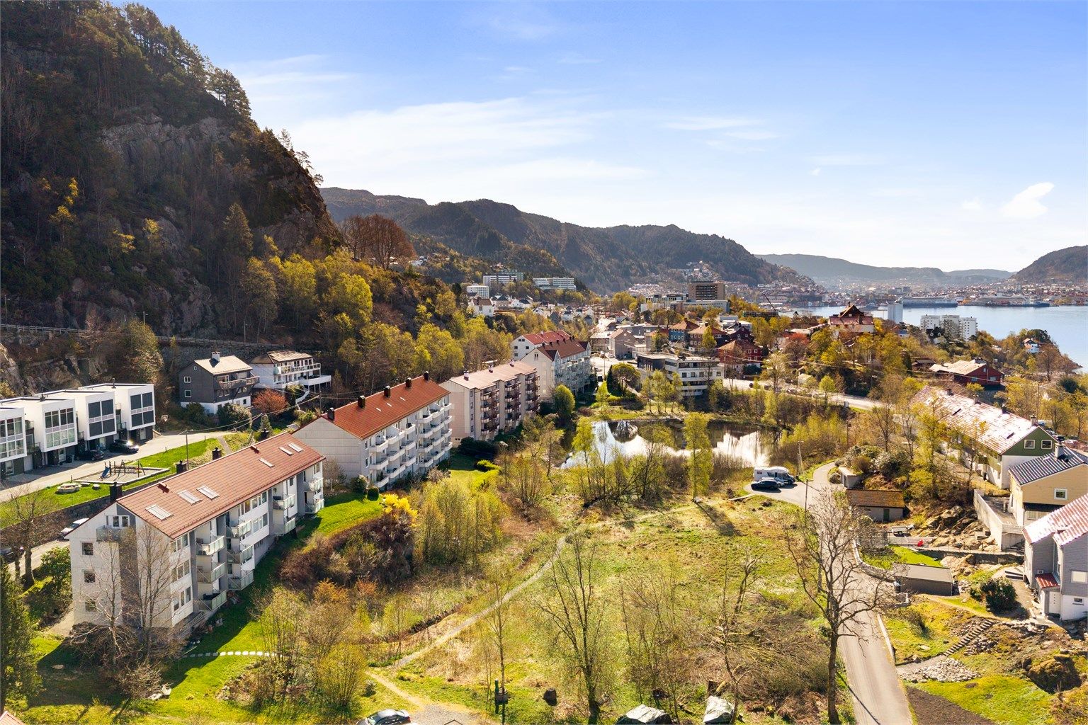 Til Bergen sentrum har man en reisetid på omtrent 12 minutter med buss, og ca. 20-25 minutter på sykkel. Den korte avstanden til sentrum gjør det enkelt å dra nytte av alt byen har å tilby.