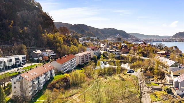 Til Bergen sentrum har man en reisetid på omtrent 12 minutter med buss, og ca. 20-25 minutter på sykkel. Den korte avstanden til sentrum gjør det enkelt å dra nytte av alt byen har å tilby.