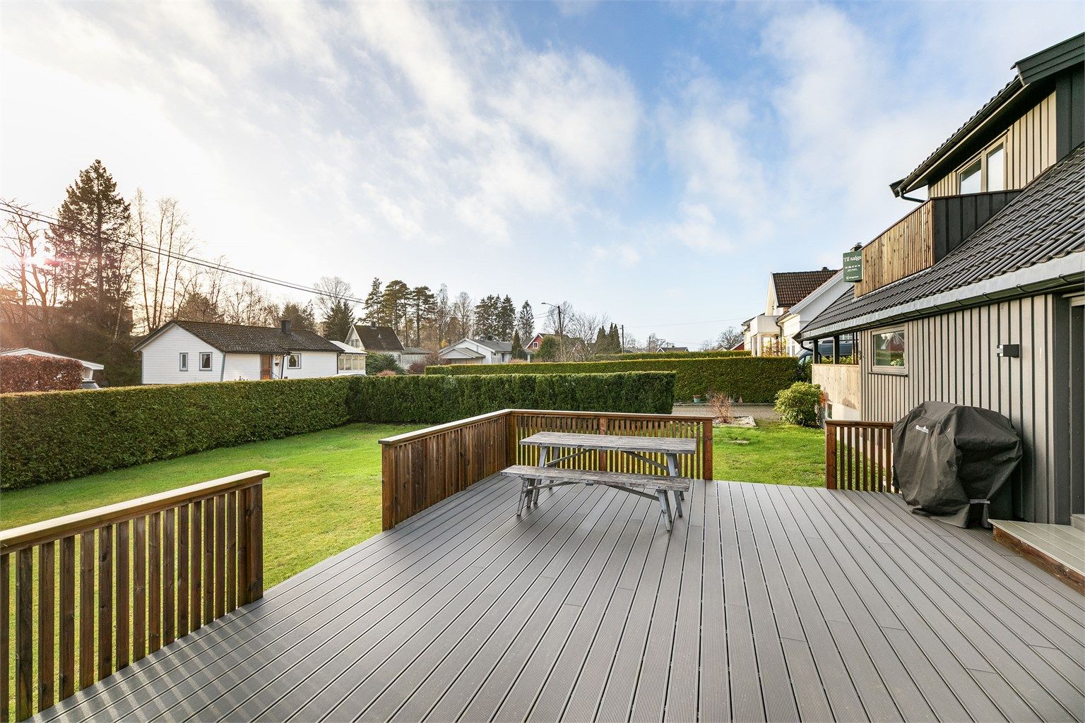 I hagen får familien stor boltreplass i egne, avskjermede omgivelser. Den over 1,2 mål store tomten er et godt supplement til boligens innholdsrike indre.