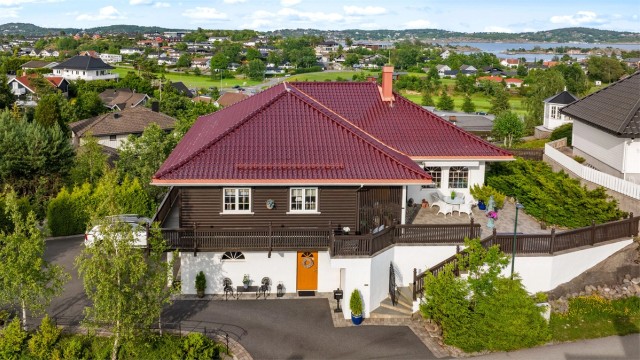 Boligen ligger solrikt til, i et meget attraktivt og barnevennlig boligområde med kort vei til flotte turområde
